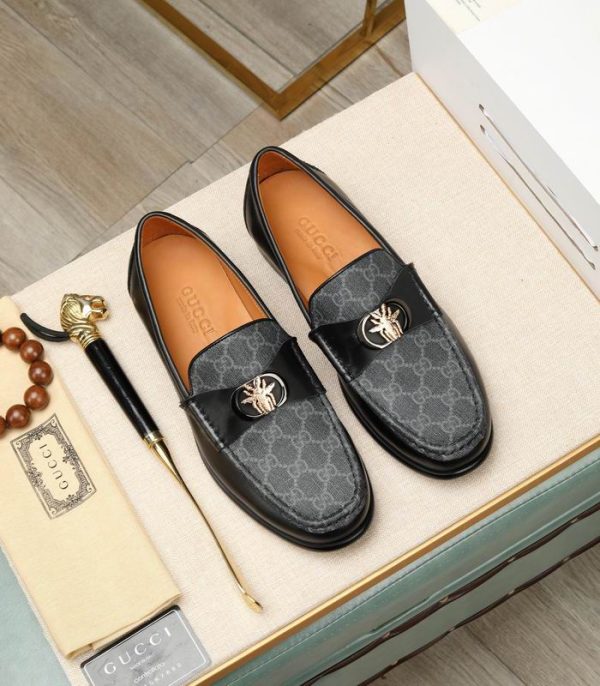 Gucci GG Supreme Loafers With Bee Emblem