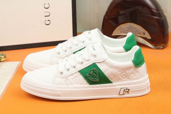 Gucci Signature Crest Low Top Sneakers In 2 Colors