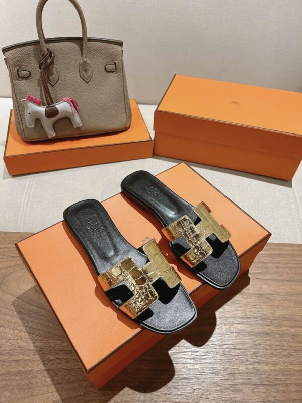 Hermès Oran Women's Sandals With Gold Metallic Finish