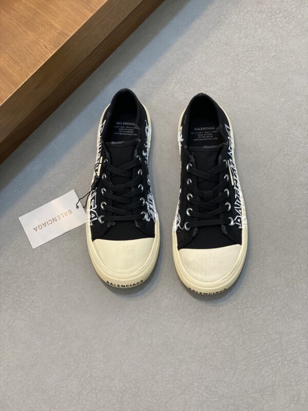 Balenciaga Paris Sneakers With Signature Graffiti Style Logo Printed Along The Sides in 2 Colors