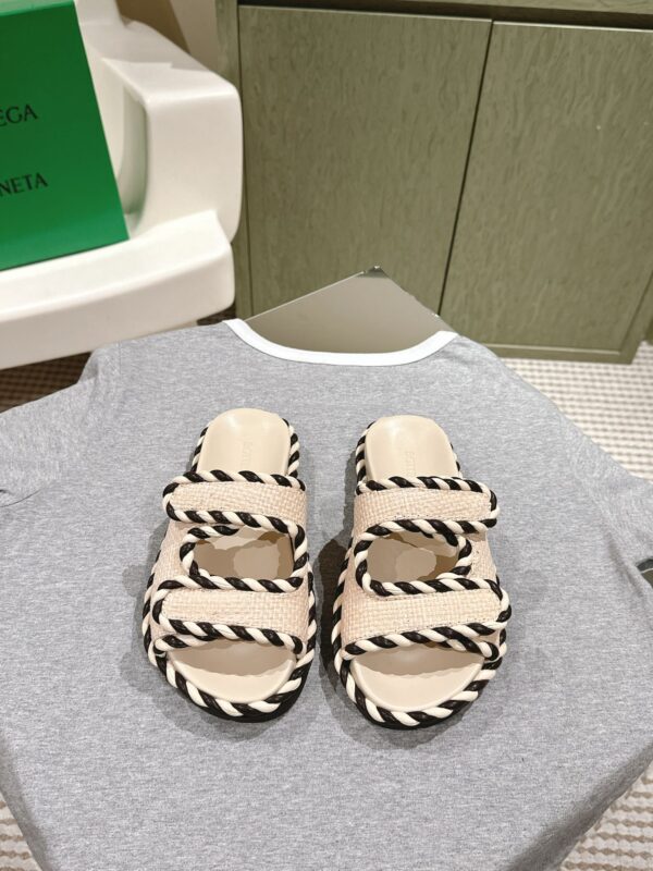 Bottega Veneta Jack Raffia Flat Sandals