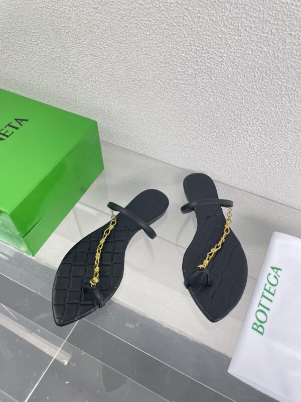 Bottega Veneta Leaf Chain Embellished Flat Thong Sandals