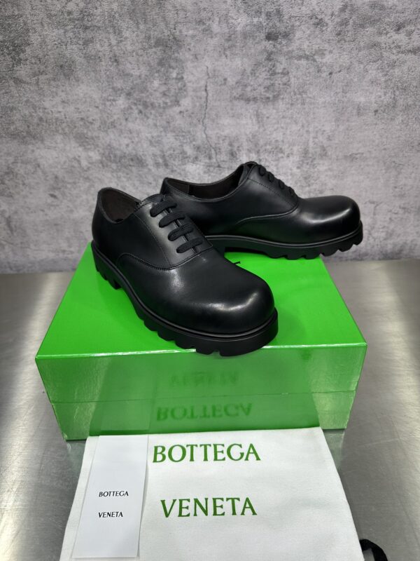 Bottega Veneta Lug Leather Oxford Shoes