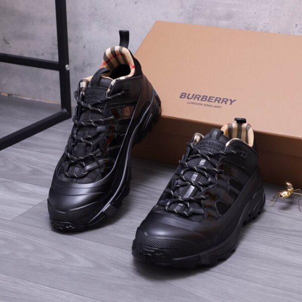 Burberry Arthur Matte Black